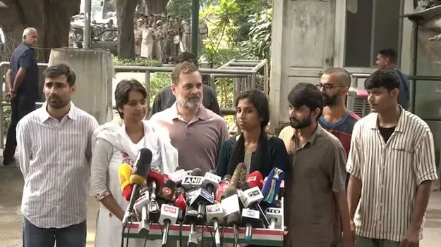 పోలీసుల దాడుల్లో ఓ విద్యార్థిని వినికిడి శక్తి కోల్పోయింది.. దీనికి బాధ్యులెవరు? : రాహుల్ గాంధీ