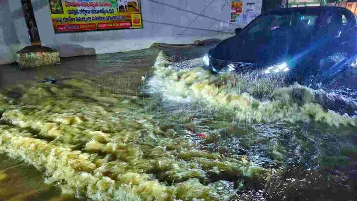 హైదరాబాద్‌లో భారీ వర్షం.. జలమయమైన పలు ప్రాంతాలు