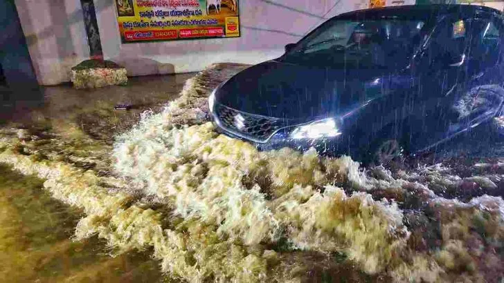 హైదరాబాద్‌లో భారీ వర్షం.. జలమయమైన పలు ప్రాంతాలు