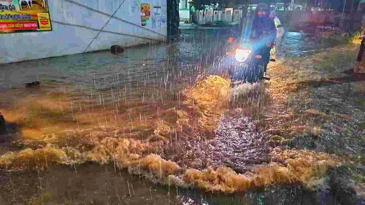 హైదరాబాద్‌లో భారీ వర్షం.. జలమయమైన పలు ప్రాంతాలు