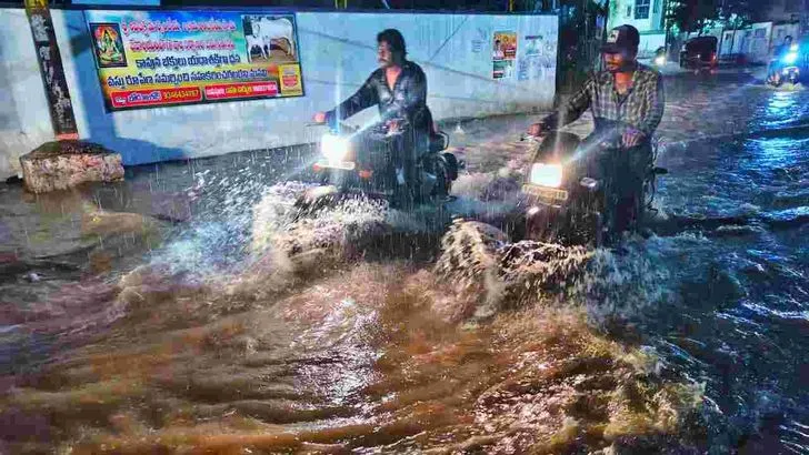 హైదరాబాద్‌లో భారీ వర్షం.. జలమయమైన పలు ప్రాంతాలు