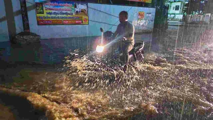 హైదరాబాద్‌లో భారీ వర్షం.. జలమయమైన పలు ప్రాంతాలు