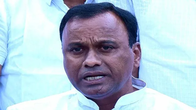 రాజకీయ నేతలు అవినీతిపరులుగా మారారు