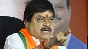 గాంధీ పరివారానికి బానిసత్వం కాంగ్రెస్‌ నైజం