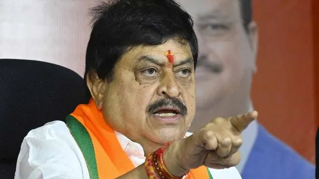 గాంధీ పరివారానికి బానిసత్వం కాంగ్రెస్‌ నైజం