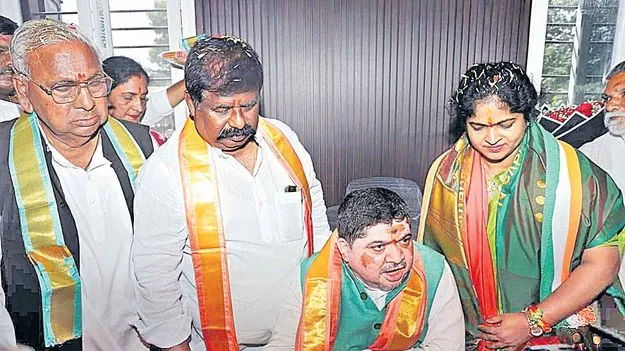 ఎన్నికల్లో గెలవాలని బీజేపీ తప్పుదారి: పొన్నం