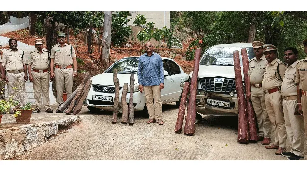రెండు కార్లు సహా ఎర్రచందనం స్వాధీనం