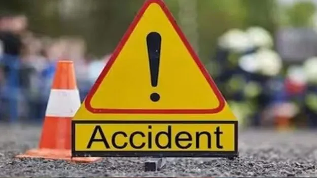 నెల్లూరులో లారీని ఢీకొన్న బస్సు..  డ్రైవర్ మృతి