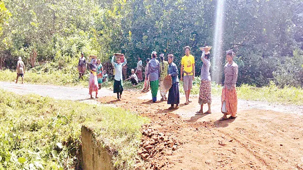  Roads! చేయి చేయి కలిపి..  రహదారిని బాగుచేసుకుని!