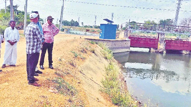 సాగర్‌ కాలువలను పరిశీలించిన ఇరిగేషన్‌ అధికారులు