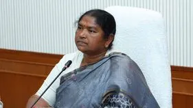 సొంత పార్టీ మహిళా ఎమ్మెల్యేలతో ఇలా ప్రవర్తిస్తారా: బీఆర్ఎస్‌పై సీతక్క ఫైర్