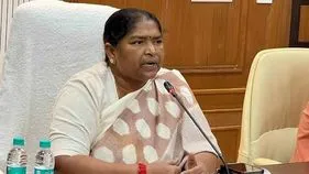 బీఆర్‌ఎస్ దాడిలో గాయపడ్డ మహిళా పోలీసులకు మంత్రి సీతక్క పరామర్శ