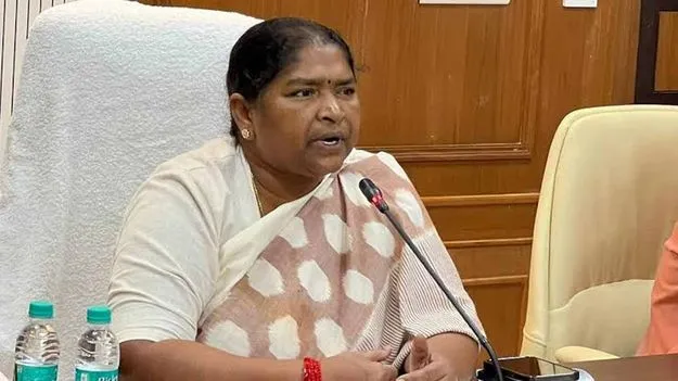 బీఆర్‌ఎస్ దాడిలో గాయపడ్డ మహిళా పోలీసులకు మంత్రి సీతక్క పరామర్శ