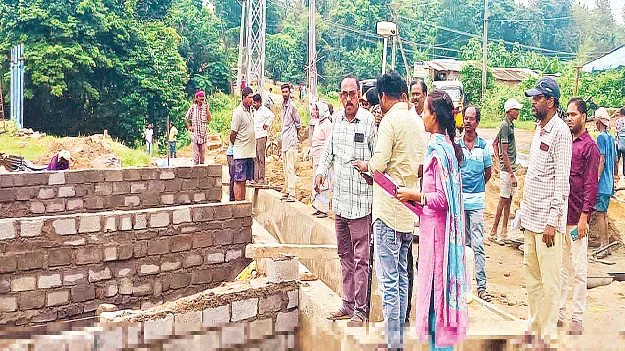  Building Shops! ప్రభుత్వ స్థలం ఆక్రమించి.. షాపులు నిర్మించి!