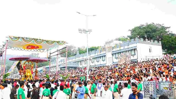 సింహ వాహనంపై యోగ నరసింహుని అలంకారంలో మలయప్పస్వామి