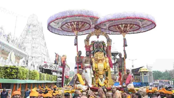 సింహ వాహనంపై యోగ నరసింహుని అలంకారంలో మలయప్పస్వామి