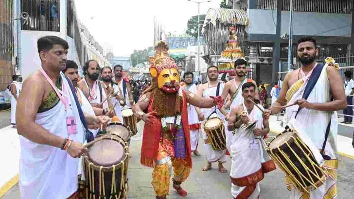 సింహ వాహనంపై యోగ నరసింహుని అలంకారంలో మలయప్పస్వామి
