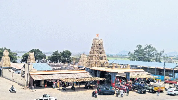 అభివృద్ధి వేళ.. ఈవో సస్పెన్షన్‌