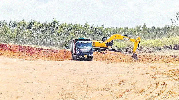 పొలాల్లో యంత్రాల బీభత్సం