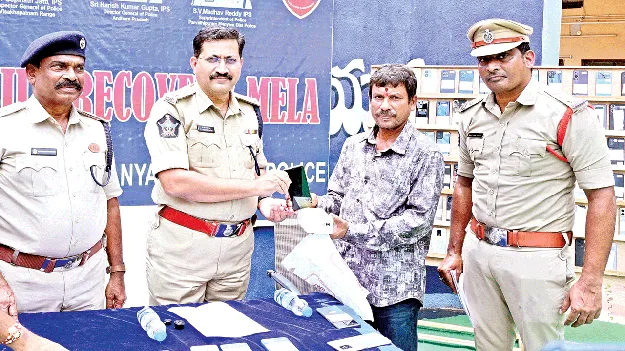   Mobile Phones Recovered 204 మొబైల్‌ఫోన్లు రికవరీ