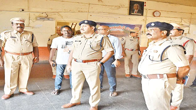 Tight Security    కౌంటింగ్‌, స్ర్టాంగ్‌ రూమ్‌ల వద్ద  పటిష్ఠ భద్రత