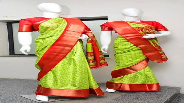 చిలుకపచ్చ చీరలు వస్తున్నాయ్‌..