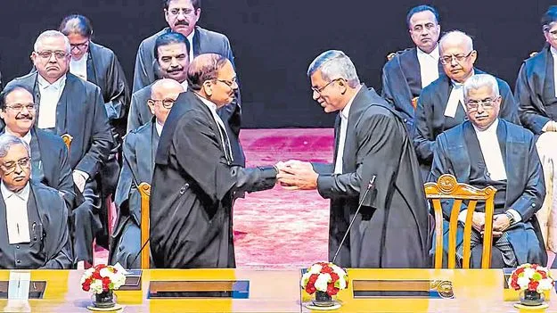సుప్రీం జడ్జిగా అపరేశ్‌ సింగ్‌ ప్రమాణం  గుజరాత్‌, ఢిల్లీ సీజేలు కూడా..