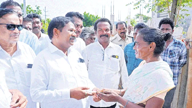  ఇంటింటికీ వెళ్లి.. ఆత్మీయంగా పలుకరించి..