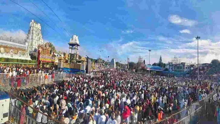 తిరుమలలో వైభవంగా స్వర్ణరథోత్సవం.. బంగారు రథంపై మలయప్పస్వామి