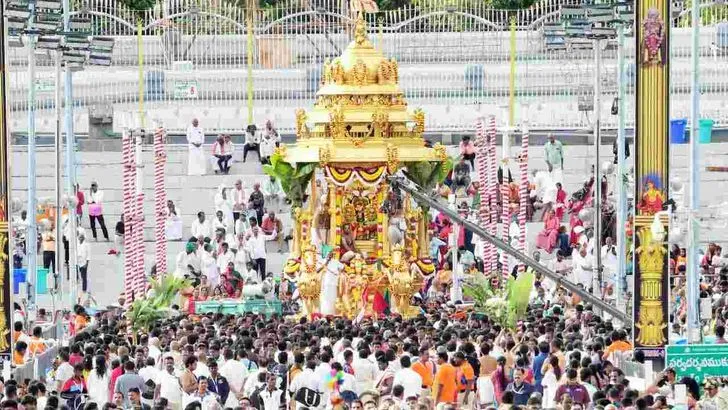 తిరుమలలో వైభవంగా స్వర్ణరథోత్సవం.. బంగారు రథంపై మలయప్పస్వామి