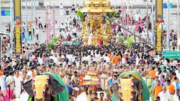 తిరుమలలో వైభవంగా స్వర్ణరథోత్సవం.. బంగారు రథంపై మలయప్పస్వామి