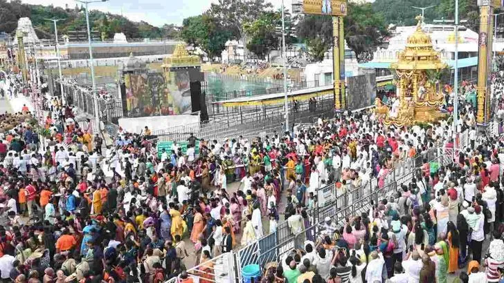 తిరుమలలో వైభవంగా స్వర్ణరథోత్సవం.. బంగారు రథంపై మలయప్పస్వామి