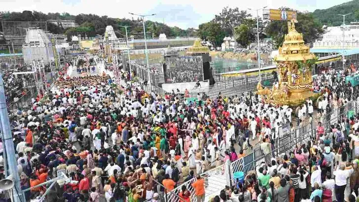 తిరుమలలో వైభవంగా స్వర్ణరథోత్సవం.. బంగారు రథంపై మలయప్పస్వామి