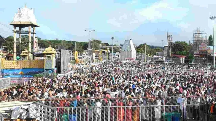తిరుమలలో వైభవంగా స్వర్ణరథోత్సవం.. బంగారు రథంపై మలయప్పస్వామి