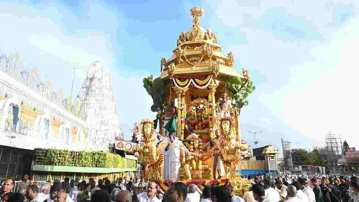 తిరుమలలో వైభవంగా స్వర్ణరథోత్సవం.. బంగారు రథంపై మలయప్పస్వామి