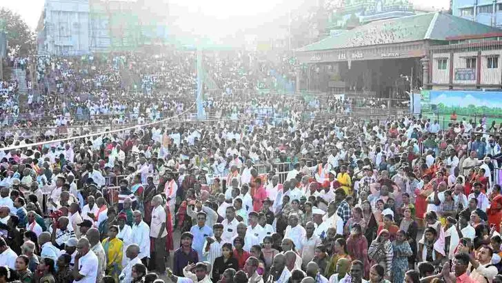 తిరుమలలో వైభవంగా స్వర్ణరథోత్సవం.. బంగారు రథంపై మలయప్పస్వామి