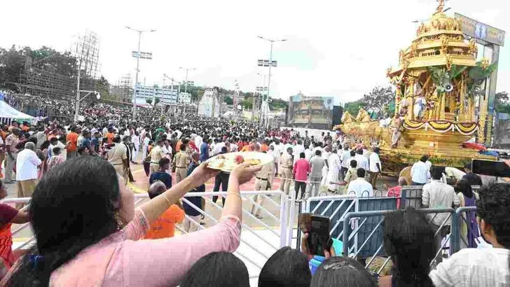 తిరుమలలో వైభవంగా స్వర్ణరథోత్సవం.. బంగారు రథంపై మలయప్పస్వామి