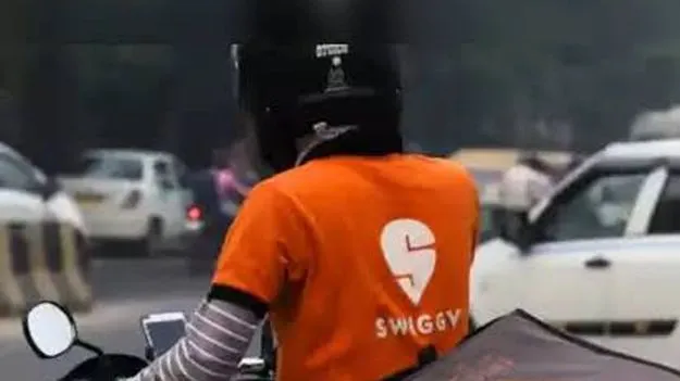 స్విగ్గీ డెలివరీ బాయ్‌   సంపాదన.. రూ.53 లక్షలు