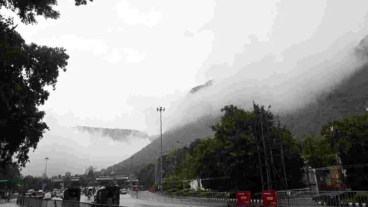 మంచు తెరల వెనుక తిరుమల.. మేఘాల చాటున శేషాచల కొండలు, తిరుపతి నగరం!