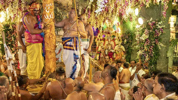 ఆగమోక్తంగా ధ్వజావరోహణం