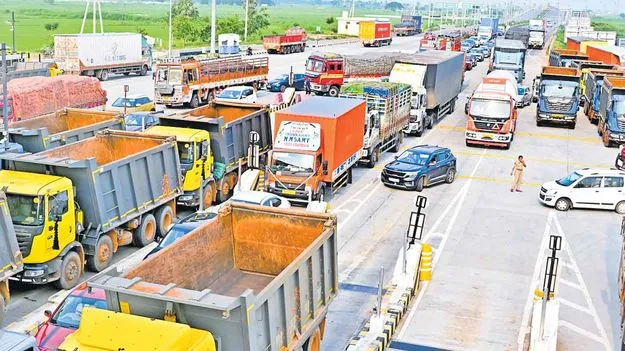 టోల్‌ప్లాజా వద్ద చింతమనేని   టిప్పర్‌ డ్రైవర్ల రచ్చ