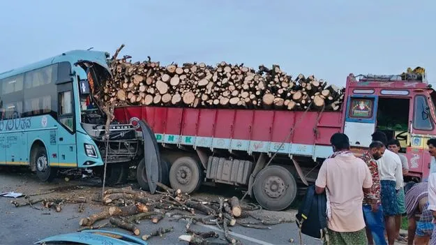 ఆగిఉన్న లారీని ఢీకొన్న బస్సు