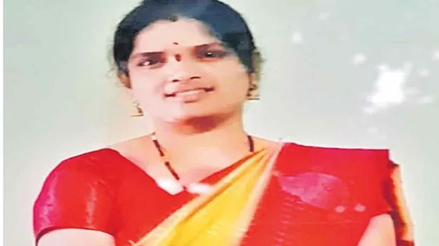 తల్లిని గొంతు కోసి చంపిన కొడుకు