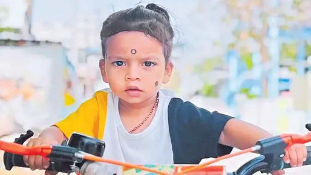 గణేశ్‌ శోభాయాత్రతో ట్రాఫిక్‌జామ్‌..  సమయానికి ఆస్పత్రికి వెళ్లలేక బాలుడి మృతి