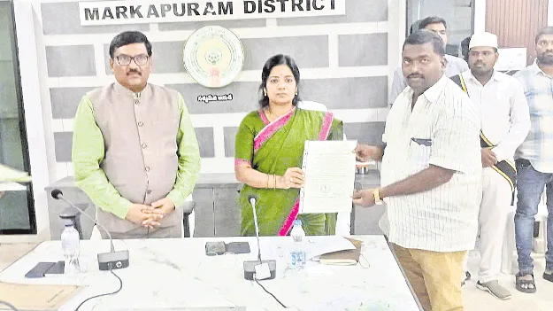 నిర్వాసితులకు ఇళ్ల పట్టాలు