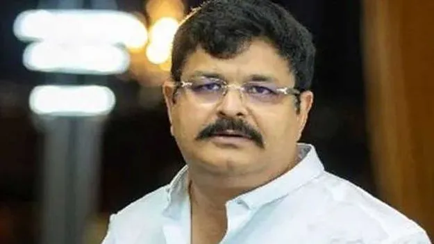 తుఫాన్‌పై వెనిగండ్ల రాము సమీక్ష.. స్వయంగా కారు నడుపుతూ గుడివాడలో పర్యటన