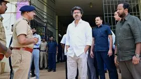 సీఎం విజయ్ ఆకస్మిక తనిఖీ.. జైలులో ఖైదీలతో నేరుగా మాట్లాడి..