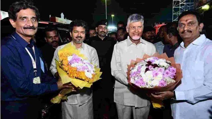 విజయవాడ ఉత్సవ్ 2.0.. సీఎంలు చంద్రబాబు, విజయ్ సందడి