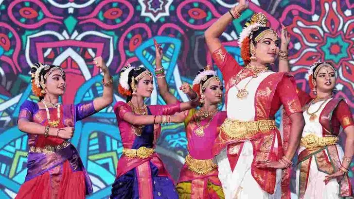 విజయవాడ ఉత్సవ్ 2.0.. సీఎంలు చంద్రబాబు, విజయ్ సందడి