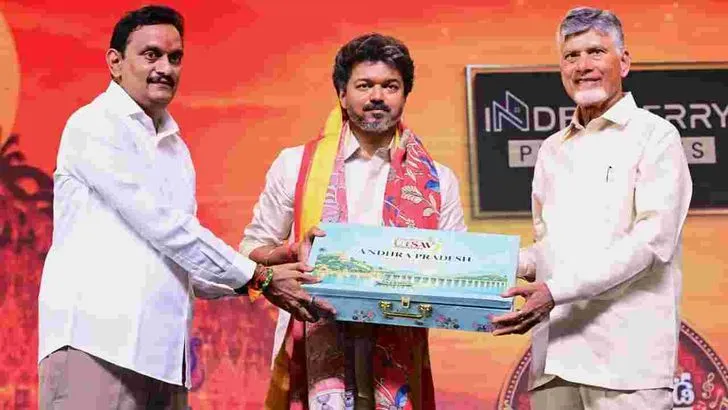 విజయవాడ ఉత్సవ్ 2.0.. సీఎంలు చంద్రబాబు, విజయ్ సందడి
